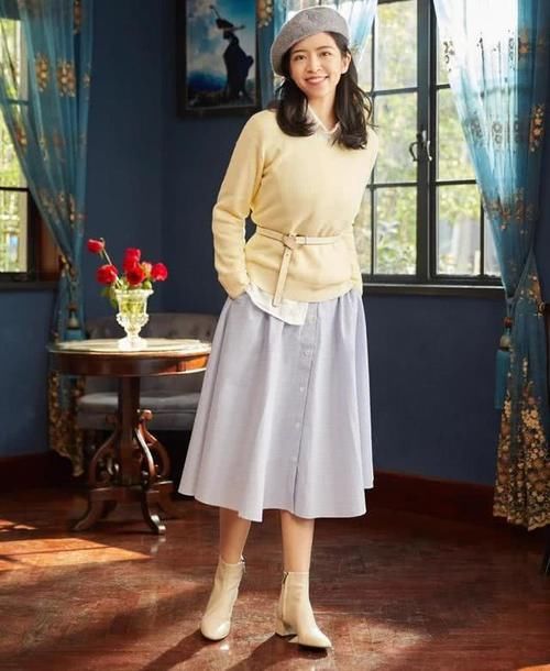  #春天#真正会穿的女人，春天穿针织衫很少配牛仔裙，看三木你就知道了！
