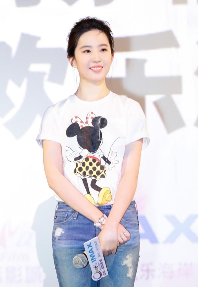 “神仙姐姐”回来了,刘亦菲瘦回颜值巅峰,一袭牛仔裙美出新天际
