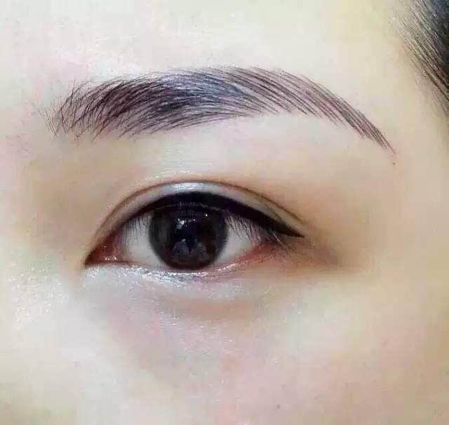 懂行的人，知道这是最新流行的美瞳线！不懂的人，会说花了冤枉钱