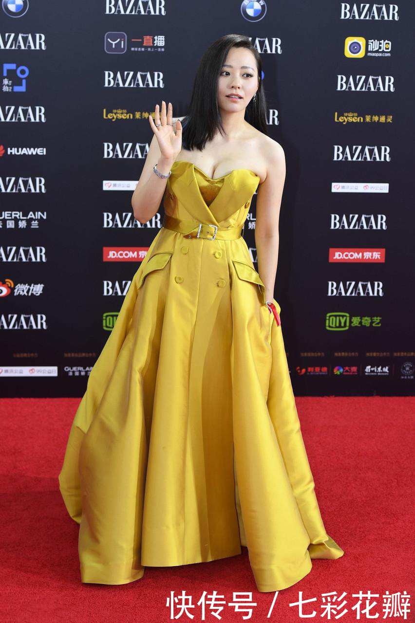 张靓颖为了美太拼了，抹胸裙惊艳全场，网友：裙子有点小了