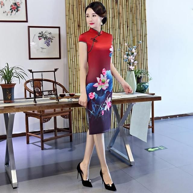 旗袍女人，气质高贵骄傲，风度从容淡定!