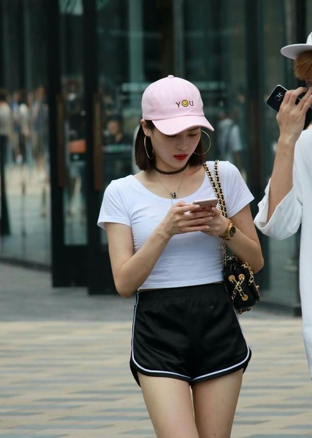 身体的上半部分是个性白色短袖和下半身黑色短裤