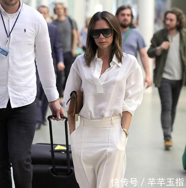 贝嫂穿连裆裤现身，裤裆都不到膝盖，网友直呼走起路来像个企鹅