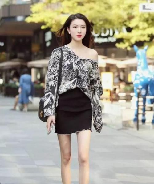  蓝色■养眼女神街拍：肤如凝脂的小姐姐，一条蓝色的连衣裙，时尚女神风采迷人