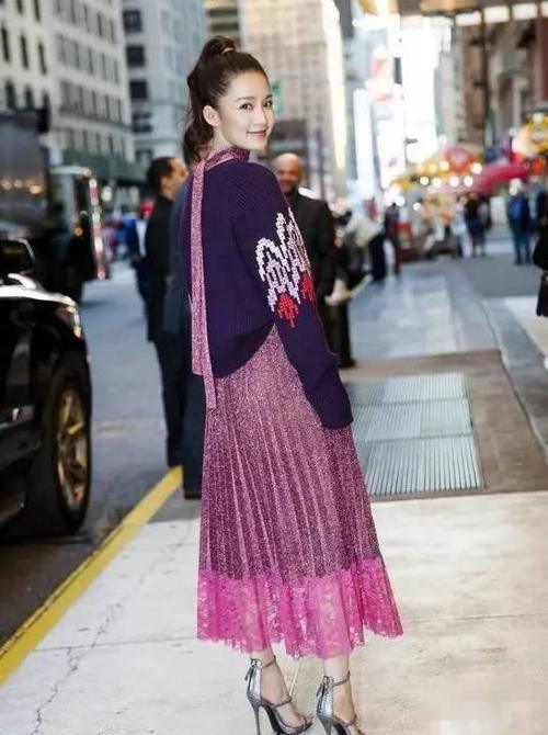 李沁张俪相差六岁，就因为搭配不同，在时装周上却变成了少女与大