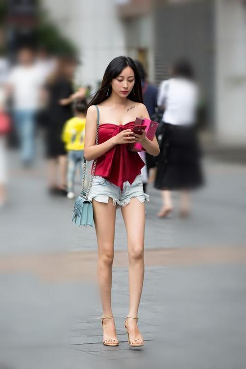 路人街拍:小姐姐红色抹胸搭配毛边热裤,玉腿修长,纹身性感
