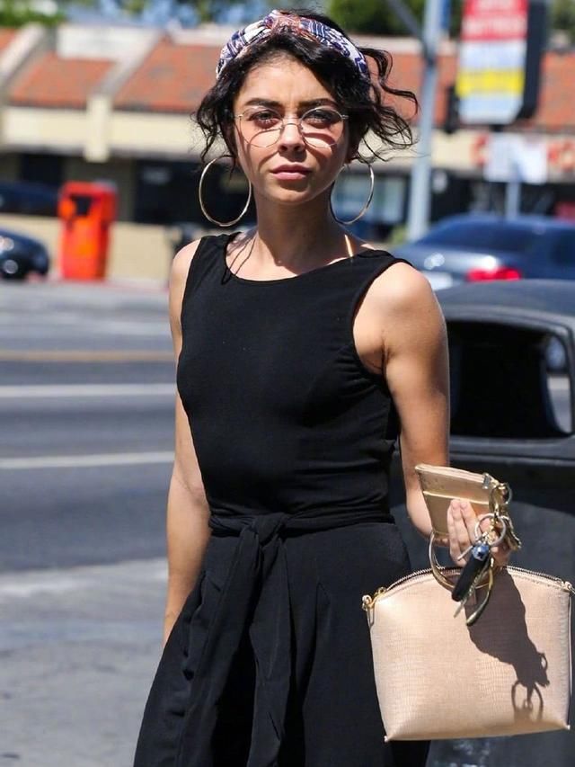 摩登家庭Sarah现身，穿露背装秀身材，网友：奚梦瑶遇对手了！