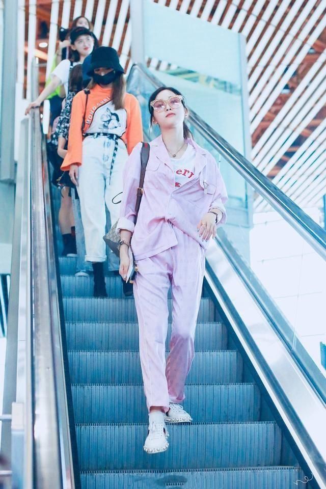 同样都是睡衣装，吴宣仪穿出公主范儿，小S好像乡村大妈！