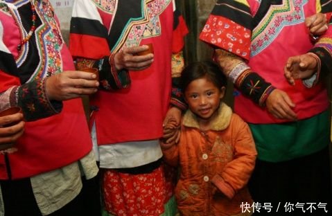 自称是“尔苏人”，被划入藏族，世代隐瞒部族起源，至今是个谜