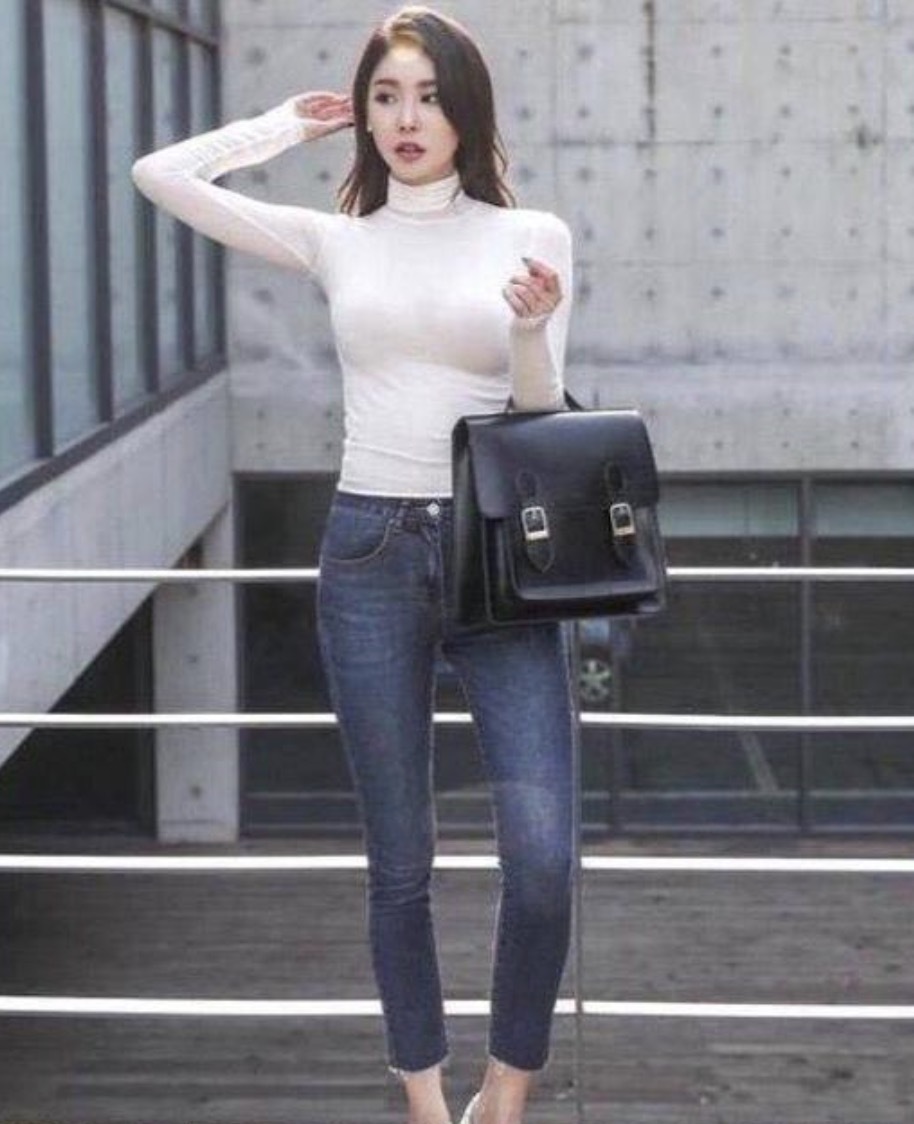 紧绷的牛仔裤凸显长腿的魅力，优雅成熟又知性，充满女神气质！