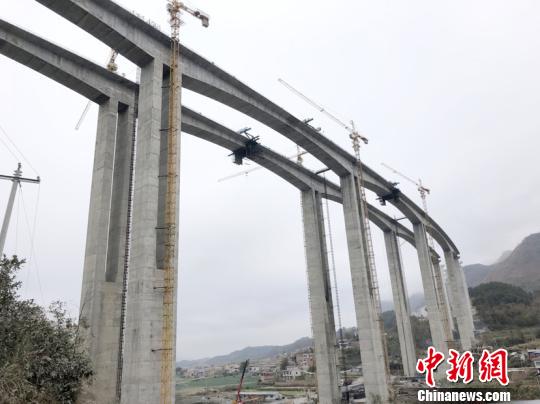 贵州高速公路最长的特大桥主跨成功合龙