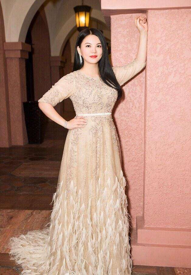 李湘真厉害! 穿的是包臀裙还夹得这么紧 网友: 这尺寸也未免太尴