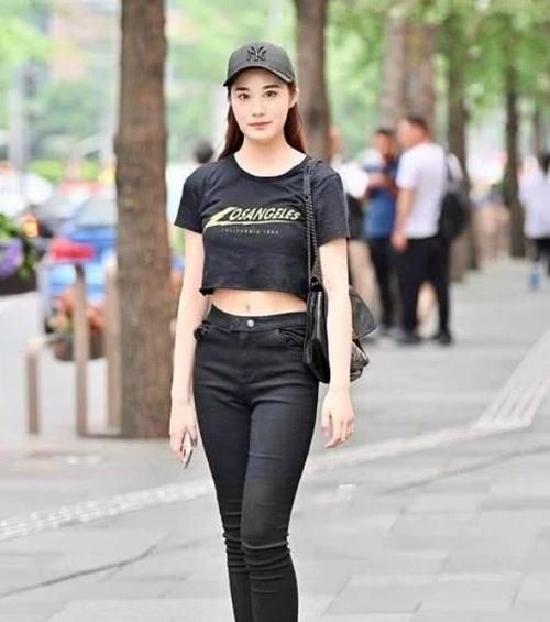  『美女』潮范儿女神来了，街拍：天生丽质的美女，一件紫色背心配黑色运动裤，青春活力气质