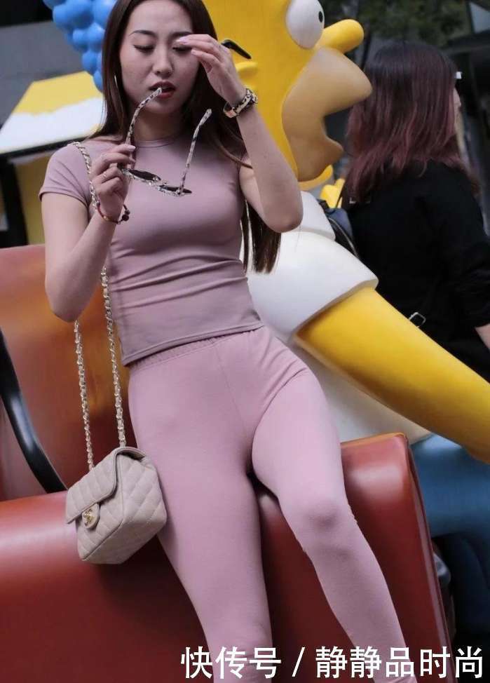 街拍：穿紧身裤的气质辣妈，这么穿很好看