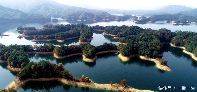 安徽黄山：太平湖秋日色彩斑斓，蓝天下小岛形似鹿角美景如画