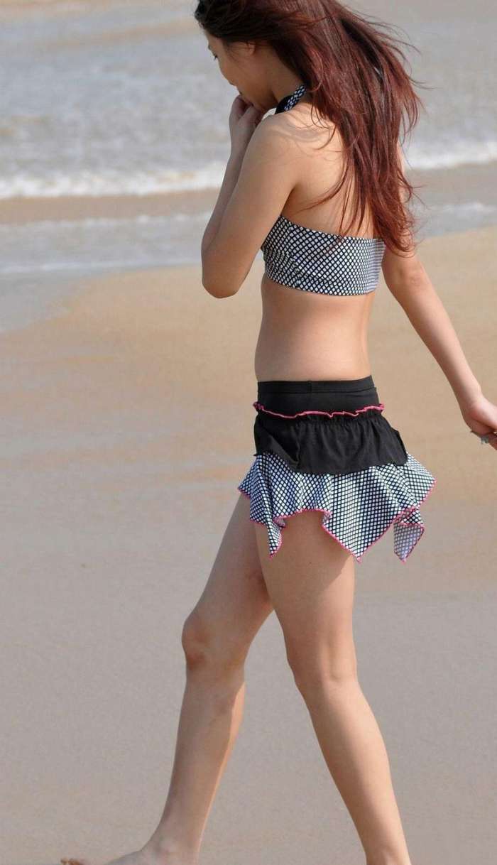 穿上一件漂亮的比基尼在大海中游玩, 是一件多么惬意的事情!