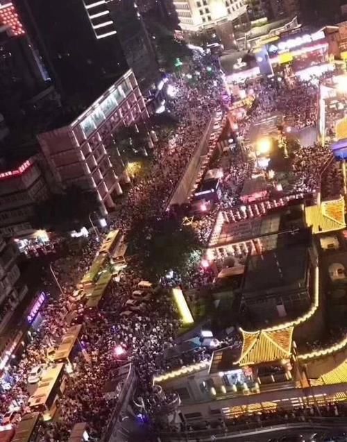 重庆这个地方变成网红打卡地，太火爆时直接封桥，游客：太暖心了