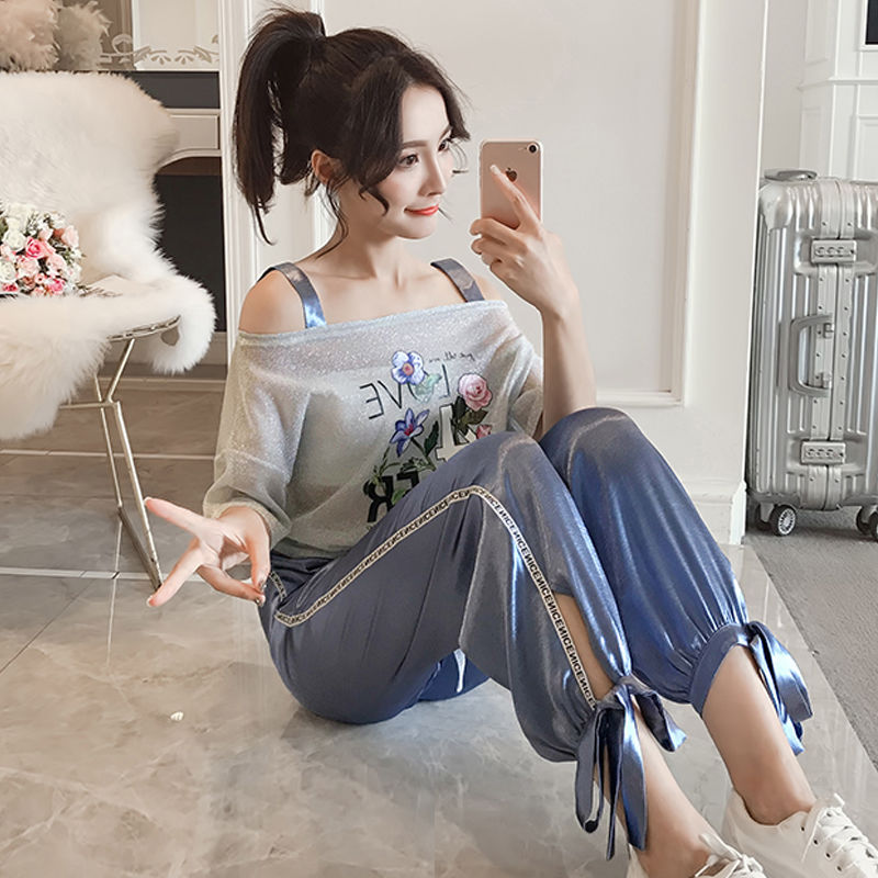 老婆换掉裙子还真更显嫩美,这样的休闲套装,惹的路人一步三回头