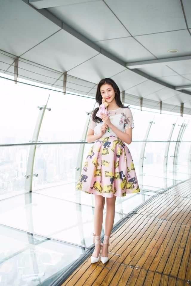 关晓彤真厉害!穿的日式的短裤也太短了 网友:难怪双手一直捂着