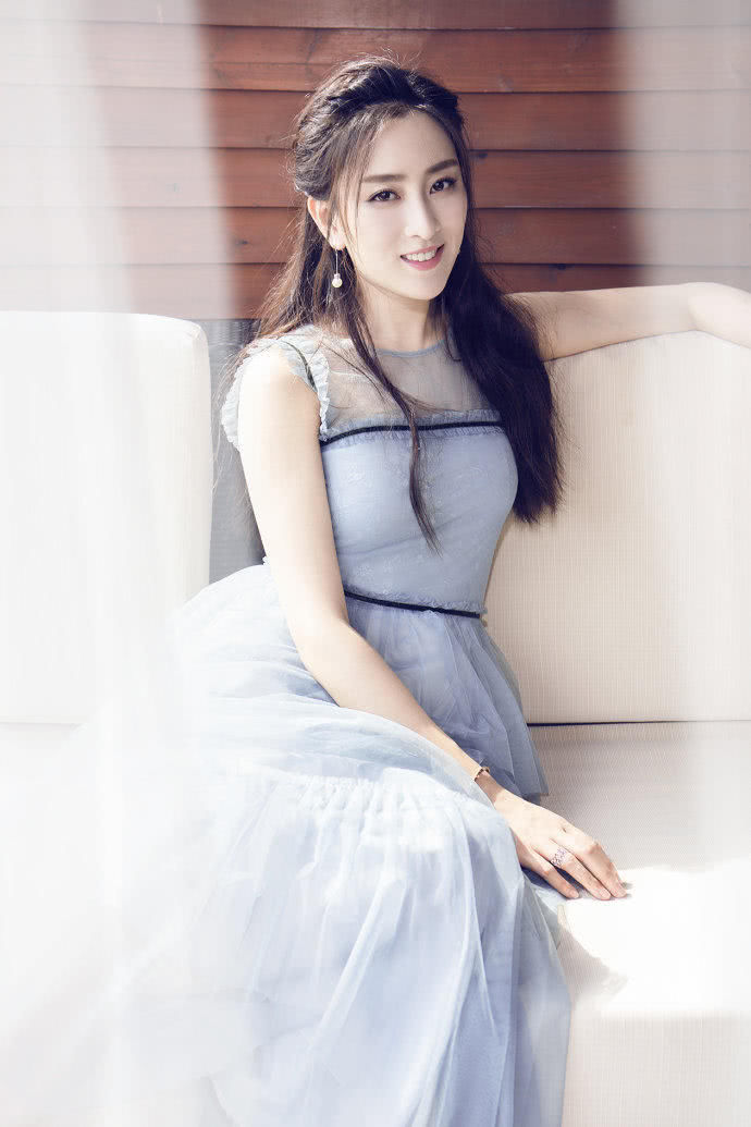 马苏穿吊带哪里都是美，却意外被她的扣子抢镜头!