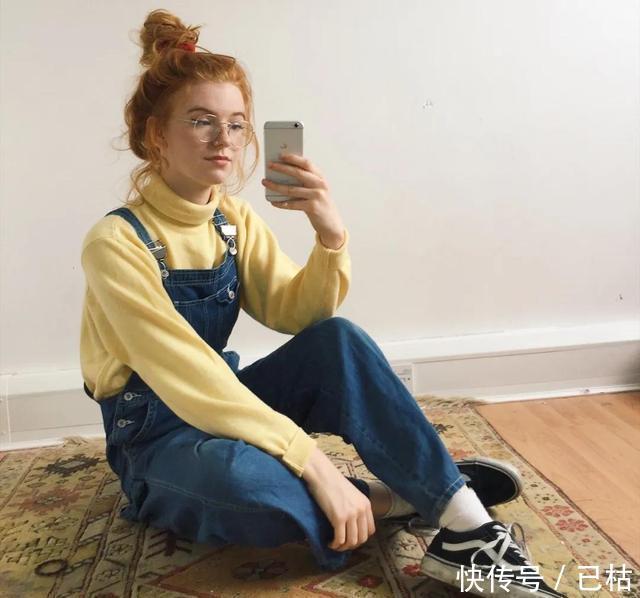 『轻松』今年果汁系少女轻松slay全场啦!深蓝色牛仔背带裤减龄必备穿搭