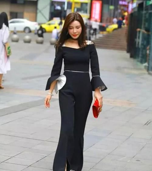  『美女』养眼女神街拍：身材高挑的美女，一件粉色外套配黑色打底裤，魅力气质十足