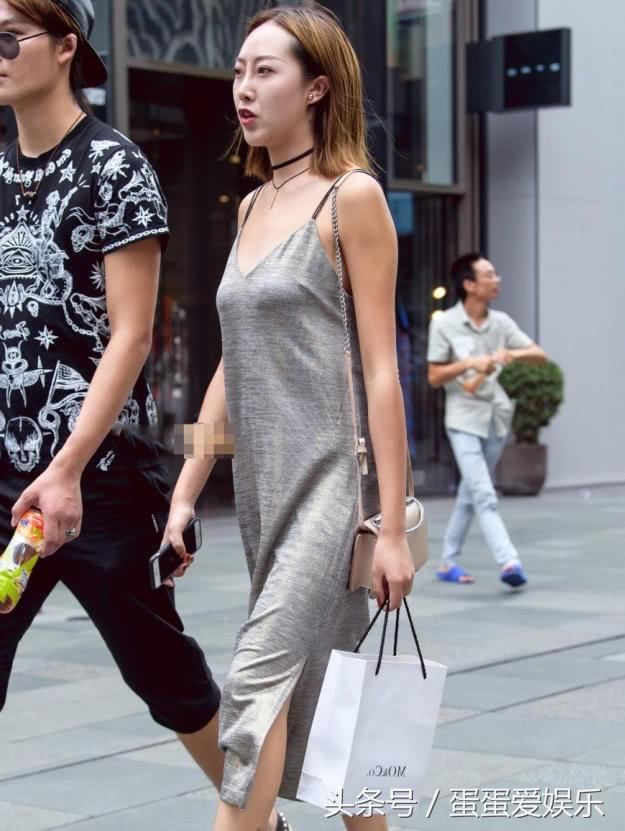 知性小姐姐真空睡衣裹出饱满上围，浑身散发着诱人的魅力