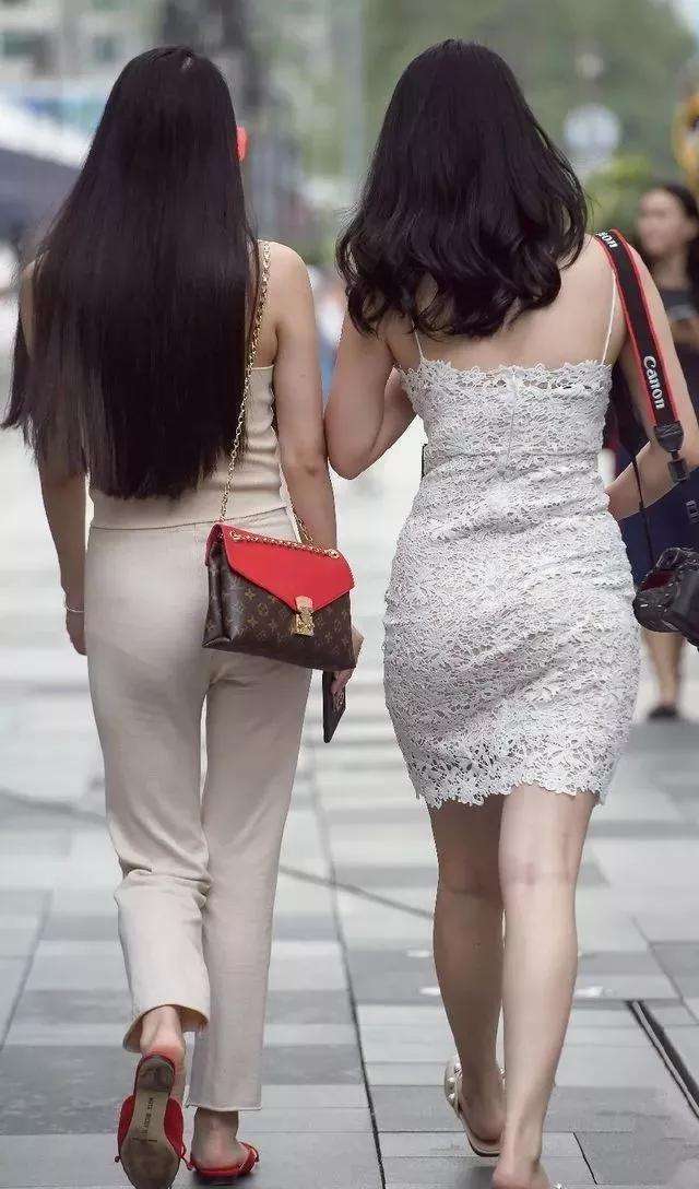 街拍：白色蕾丝包臀裙，显出美女凹凸有致好身材