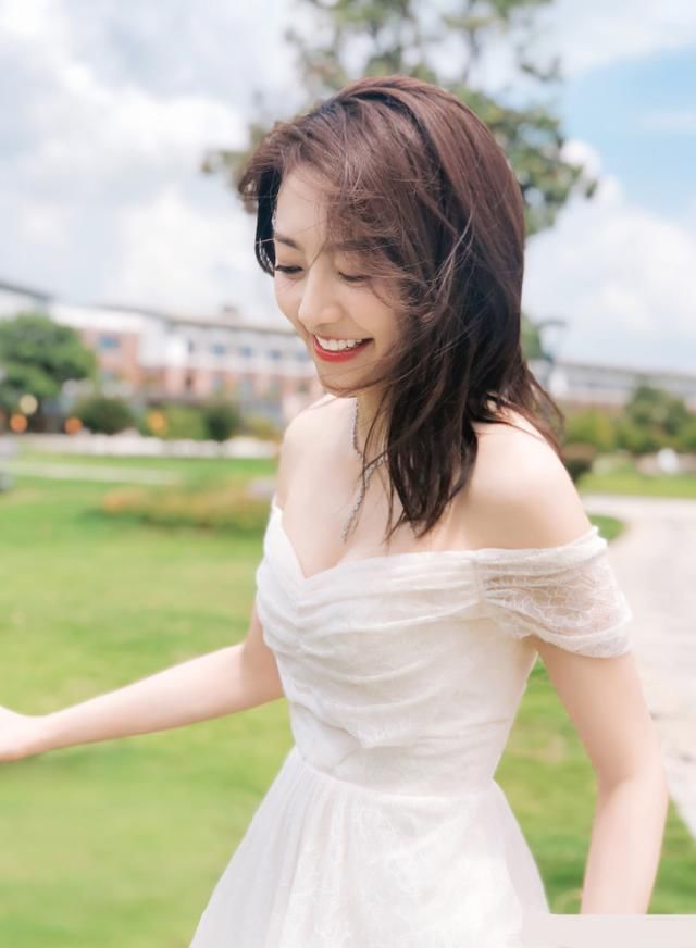 黄梦莹打扮清新可爱，比迪丽热巴还自然，为什么杨幂就不捧她？