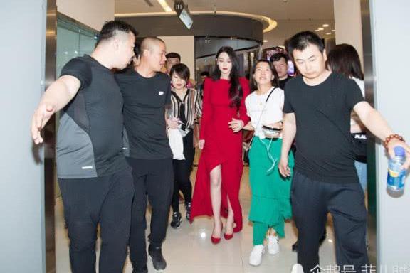 张馨予太惊艳了！鱼尾裙穿到腰就断开了，果然气质才是高级美！