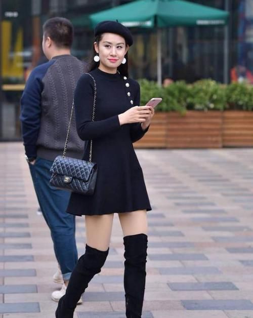  #笑嫣然#街拍：语笑嫣然的小姐姐，一件深蓝色衬衫配黑色短裙，时尚魅力范