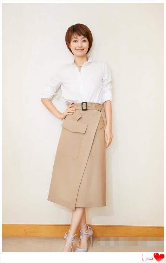 马伊琍够狠！短裤上提0.5cm就全露了，网友：要有这腿我天天这样