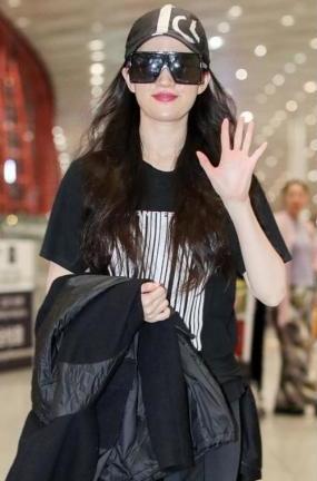 刘亦菲底裤外穿就算了,还在外面套白袜,网友:女神形象瞬间崩塌