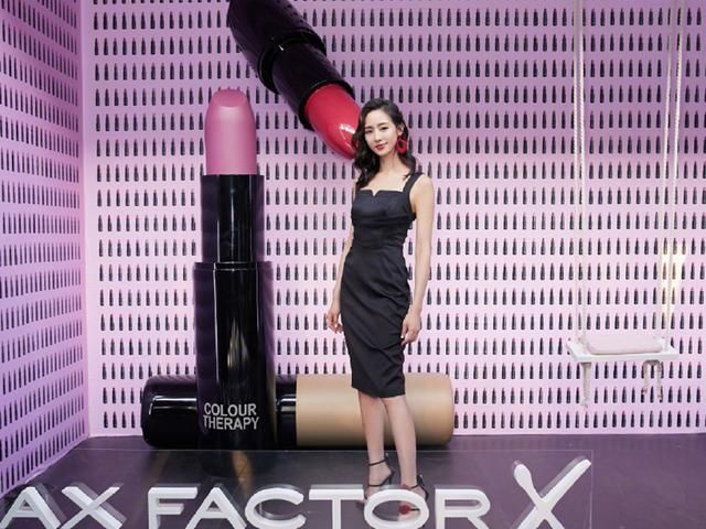 34岁唐嫣和35岁张钧宁同穿黑裙，相差1岁，气质差距太大