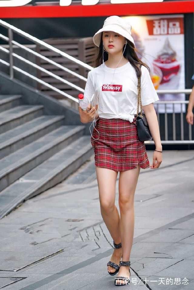 街拍：图1格子短裙，图2低胸蕾丝连衣裙，图3眼神撩人心弦！