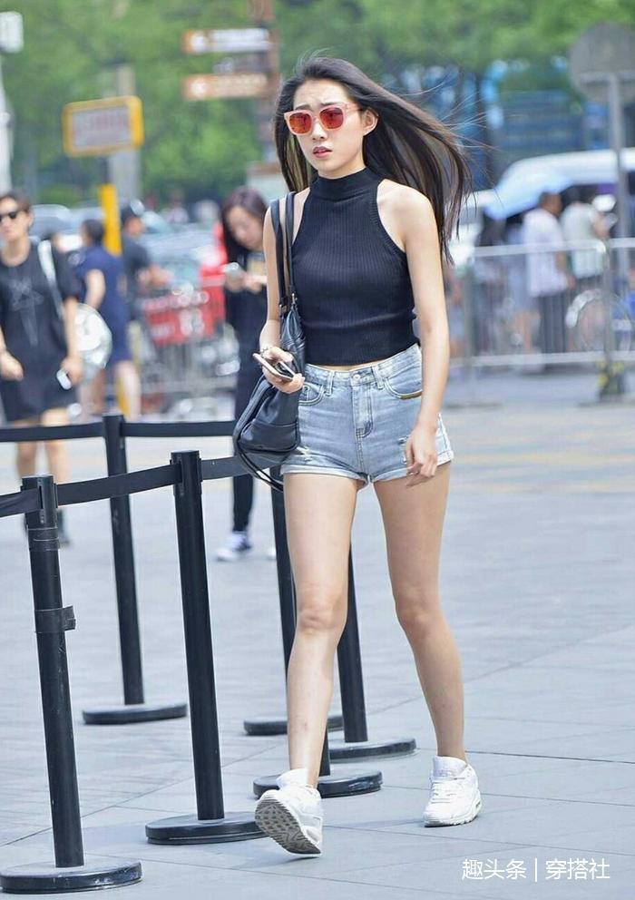 街拍：美女腰瘦身材高，走路飘逸着秀发，气场很是迷人啊