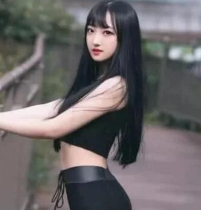 时尚：黑色紧身裤和黑色小衫搭配的可爱小姐姐，看上去很精神漂亮