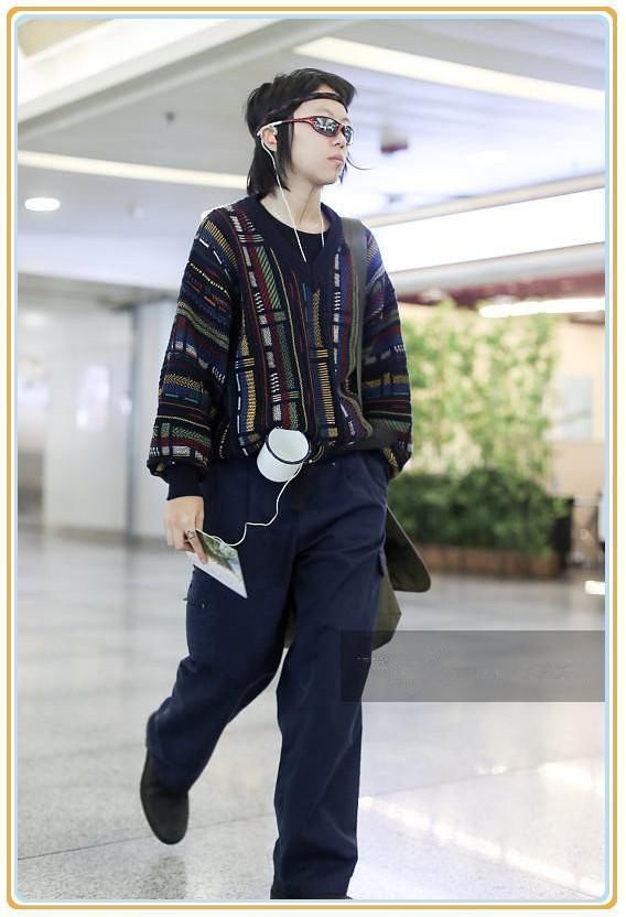 本以为宋茜的墨镜够俏皮的了，可看到窦靖童的“泳镜”，我沉默了