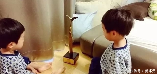 孩子是父母背后的