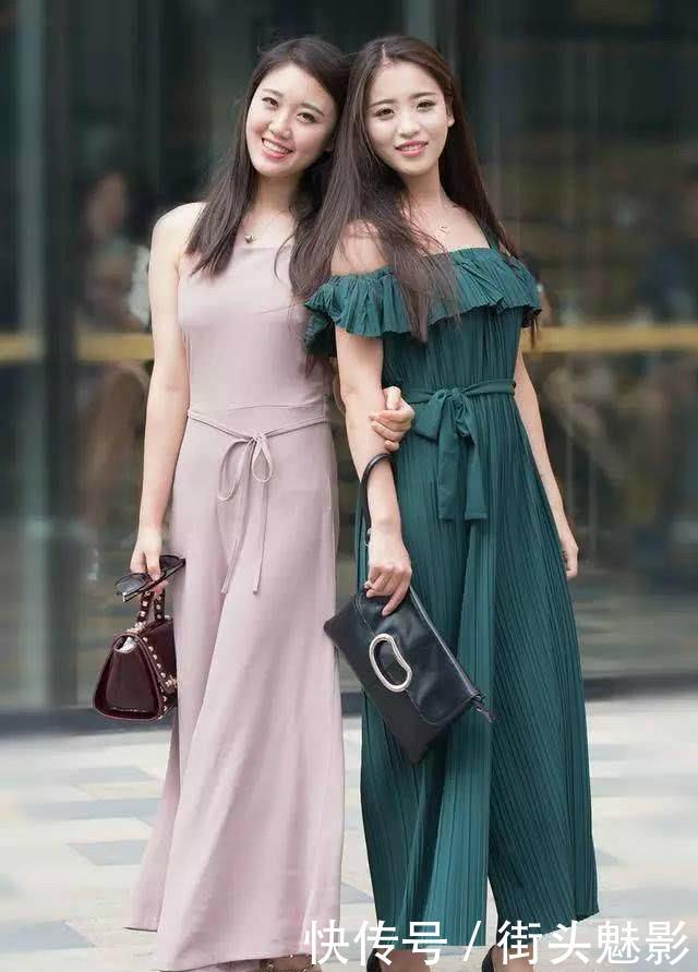 街拍：身材好的女人就是自信，图4、图5小姐姐连体衣出街不方便吗