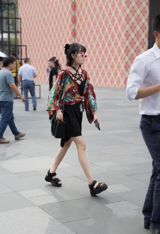 街拍：女神夏天大长腿，图1优雅性感，图2亭亭玉立，图6单纯简单