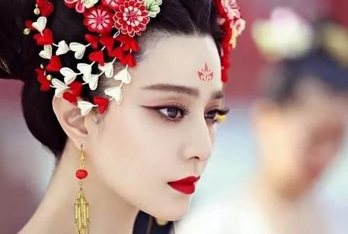  #流行#2020流行“v”形眼线，不学你就out了！