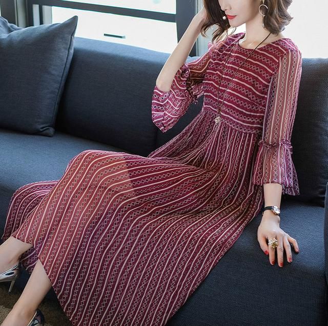 看看这些女人,身上的裙子精致大方有女人味,准