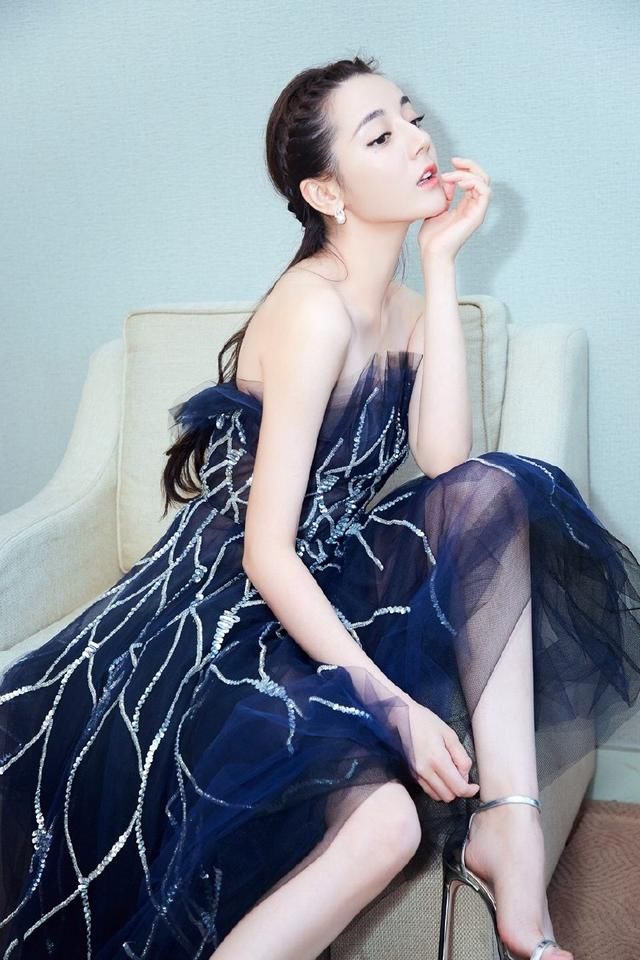 迪丽热巴太会穿了!吊带印花裙既时尚又显身材，网友:美腻了!