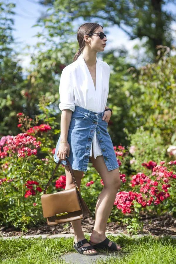 白色上装+亮色下装的三种穿搭方式，减龄显瘦正流行，贝嫂肯豆都