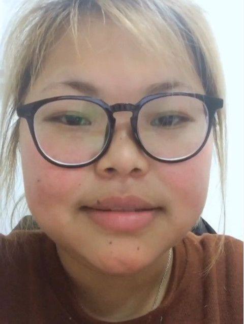 为了让自己变漂亮，胖女孩学别人化妆，结果让人刮目相看