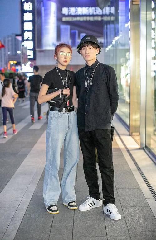 「更具」街拍夜晚潮人穿搭,时尚牛仔裤百搭不厌,黑色系搭配更具神秘优雅