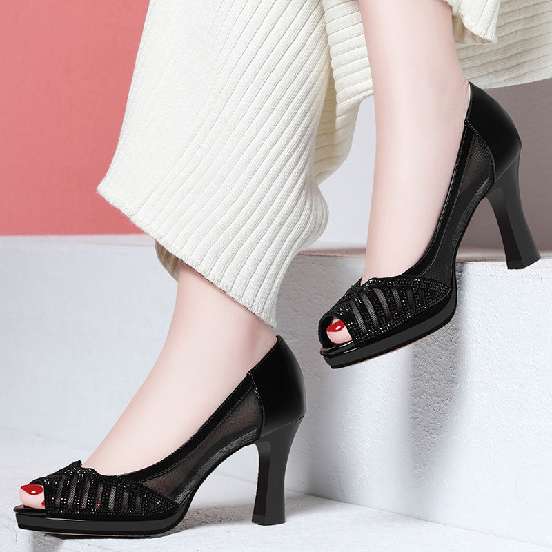 夏天美脚配美鞋，性感透肉凉高跟，若隐若现，尽显神秘妩媚女人味