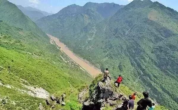 这个湖与邛海、泸沽湖齐名，是四川第三大天然高原湖泊