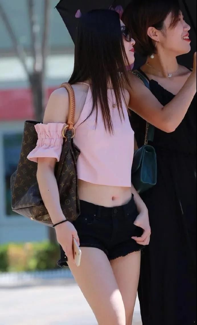 街拍: 两个性感俏丽美女都挺好看的, 热裤好短